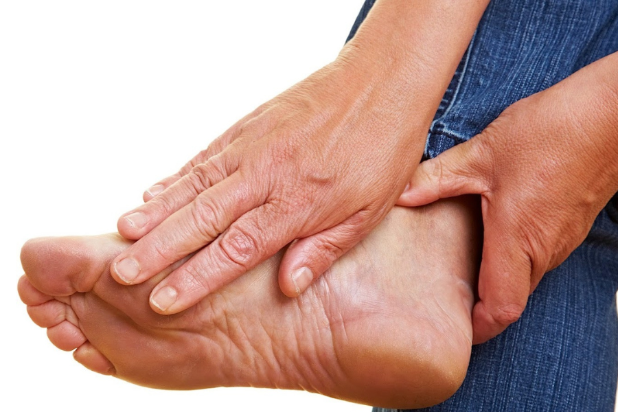 Gout boleh menjejaskan mana-mana sendi terutamanya sendi ibu jari kaki, tengah kaki, buku lali, lutut, jari, pergelangan tangan dan siku.