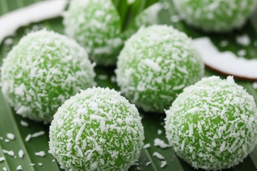 Onde-onde dipercayai berasal dari gabungan budaya antara masyarakat Jawa dan Peranakan di bawa ke tanah air.