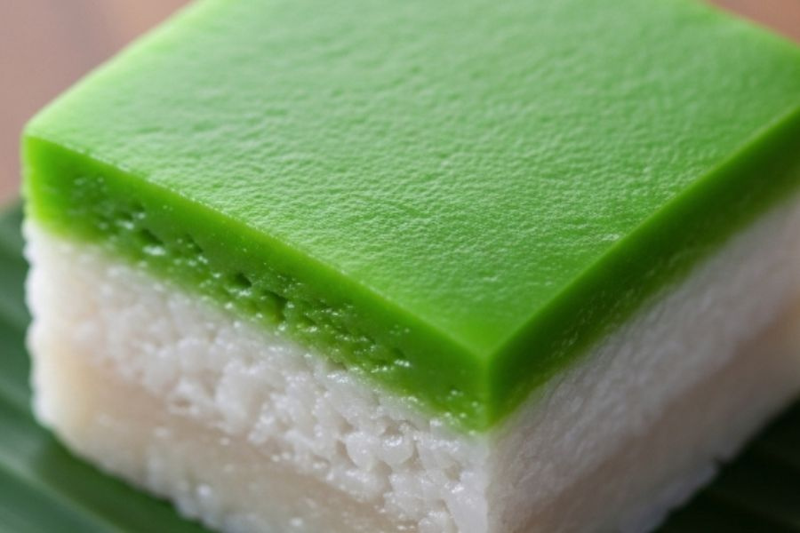 Kuih ini dinamakan Seri Muka kerana keindahan permukaannya licin dan kehijauan menggambarkan keayuan wanita Melayu zaman dahulu.