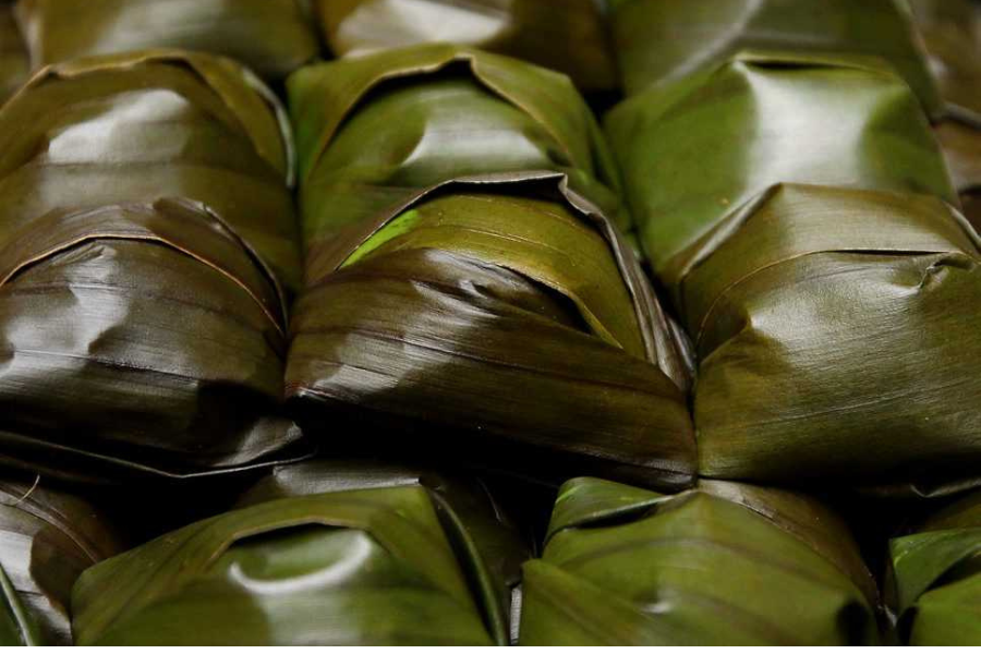 Kuih koci tampil sederhana dibungkus kemas dalam daun pisang.