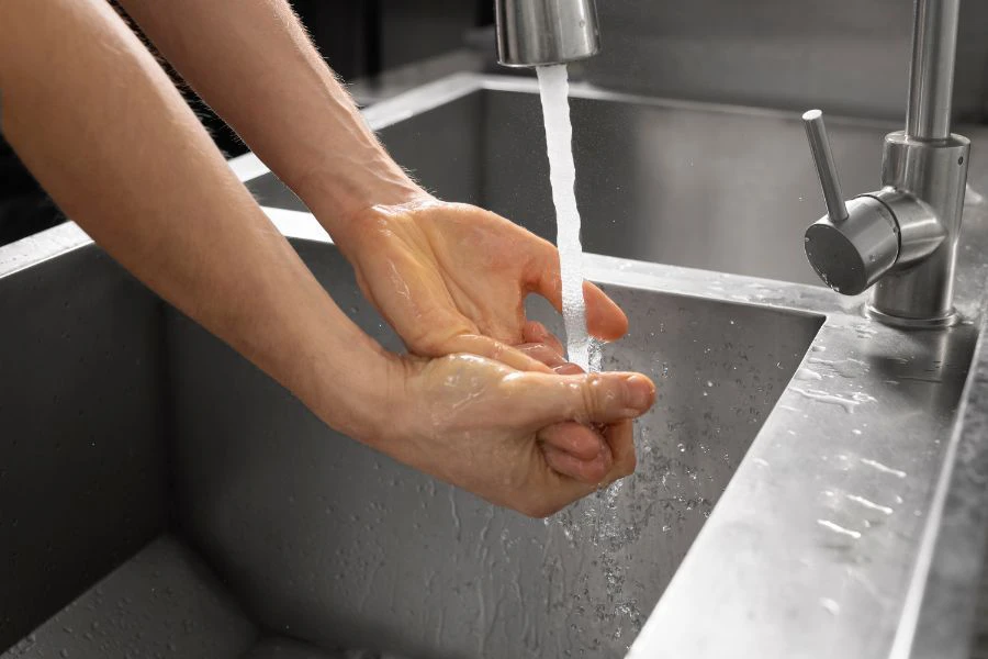 Alirkan air sejuk pada tempat melecur sehingga sedikit reda.