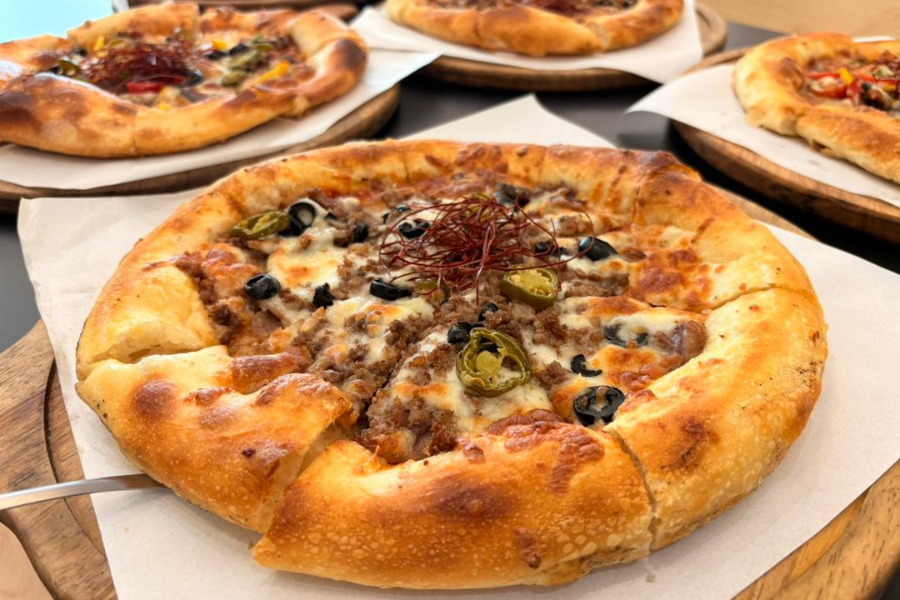 Hidangan pizza dipadankan dengan kombinasi daging wagyu A5 miyazaki.