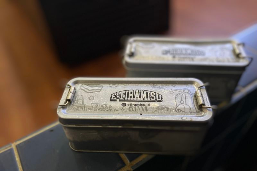 Tiramisu diisi dalam bekas besi berbentuk segi empat tepat yang unik dan kompak.