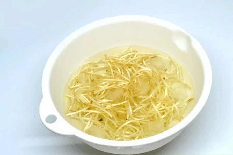 Simpan taugeh di dalam bekas berisi air sebelum masukkan dalam peti sejuk.