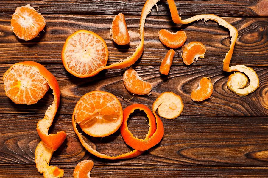 Gosokkan kulit buah pada tangan lalu bilas.