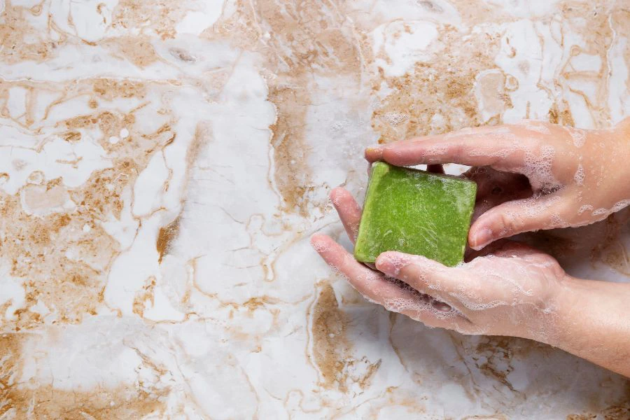 Bau hanyir yang kuat boleh hilang dengan sentuhan sabun limau.