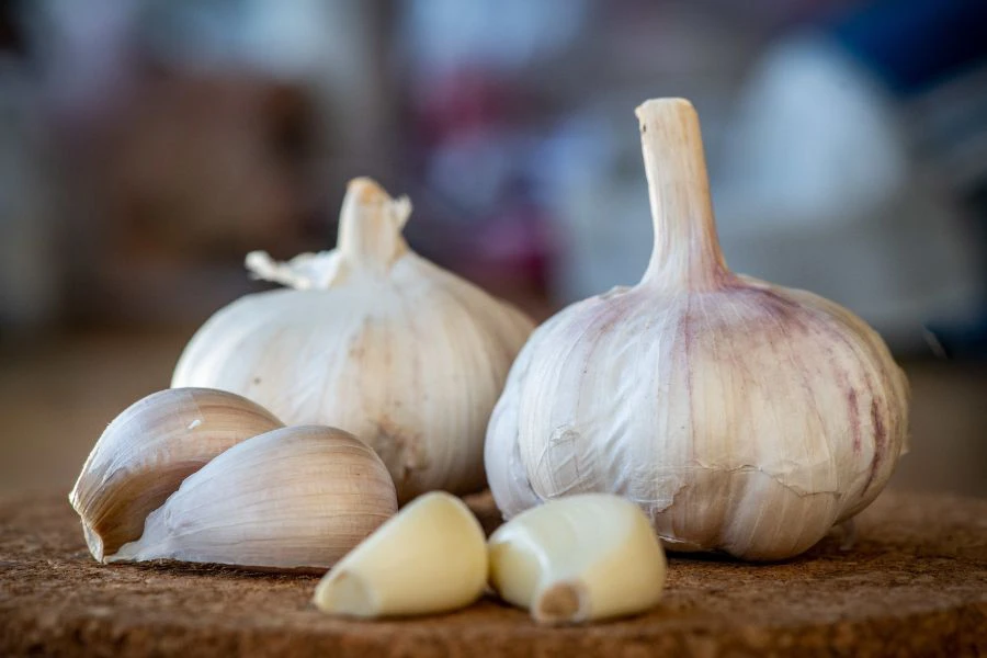 Bau bawang putih kuat dan menyengat dapat menghalang kutu beras dari mendekati bekas.
