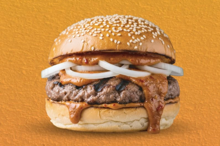 Burger Sate disediakan menggabungkan rasa sajian tradisional dengan sentuhan moden. 