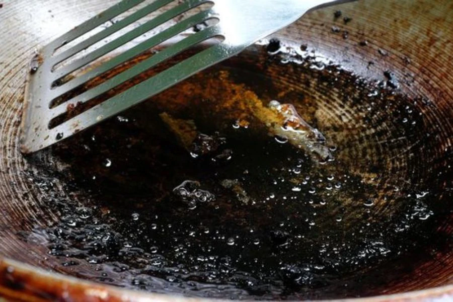 Lapisan goreng yang melekat pada kuali sebelum ini menjadikan rasa masakan lebih sedap.