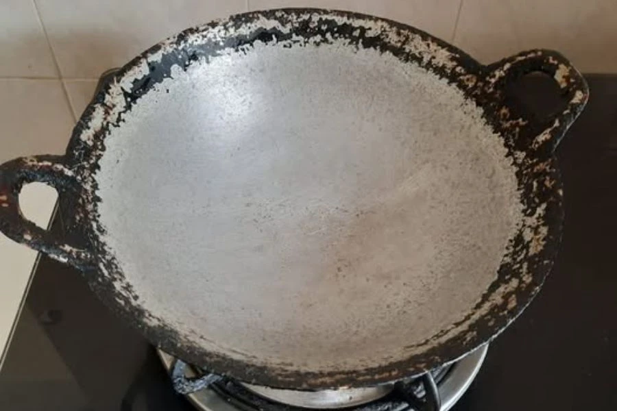 Permukaan kuali yang sudah lama digunakan menjadikan masakan susah melekat.