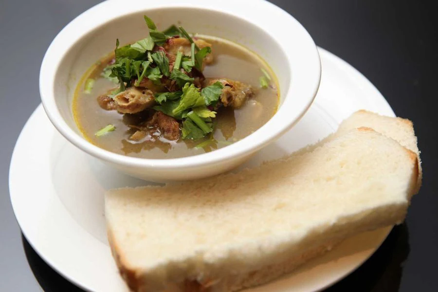 Sup ayam sangat enak dinikmati bersama roti putih.