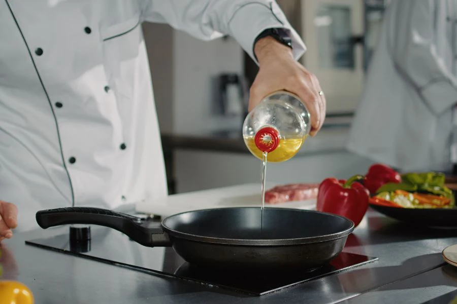 Pastikan kuali betul-betul panas sebelum mula menggoreng ikan.