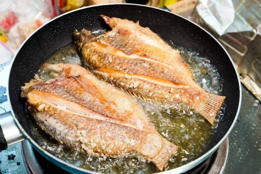 Kuali non-stick membantu menggoreng ikan tanpa melekat.