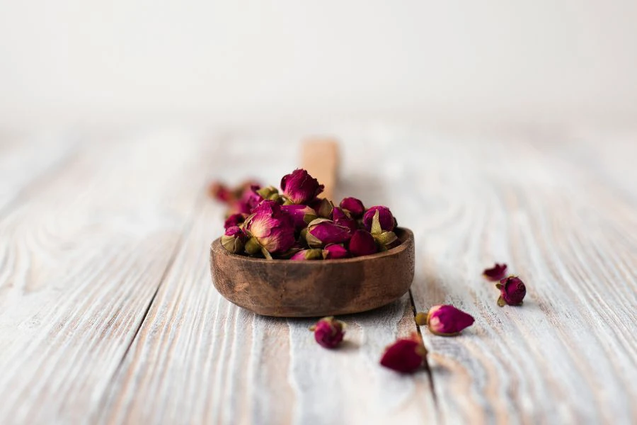 Amalan minum teh putik bunga ros dapat membantu proses detoks pada tubuh badan.