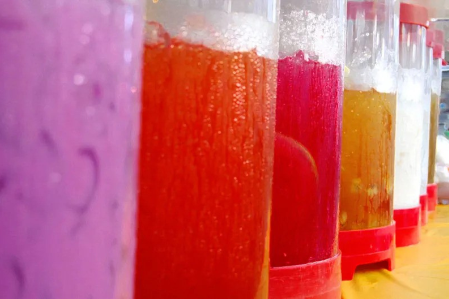 Minuman manis atau kordial.