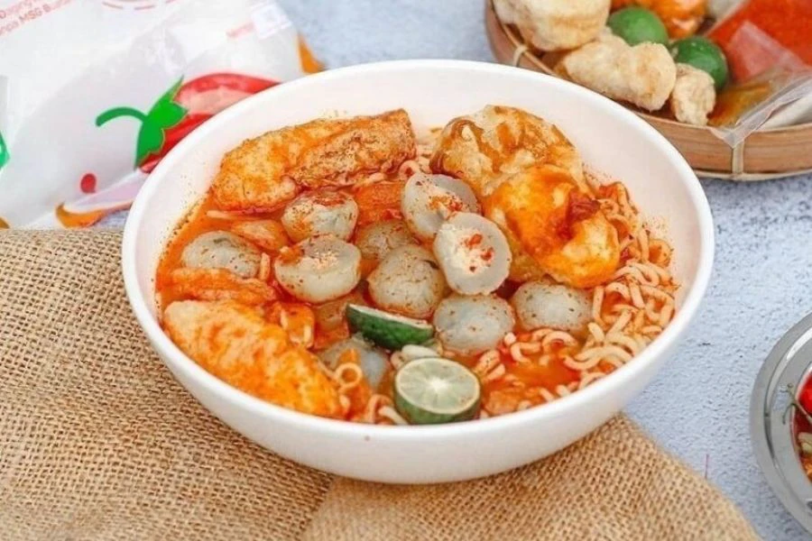 Seblak membawa maksud pedas menyengat.