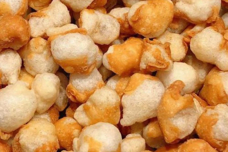 Keropok yang sudah lemau direndam dan diolah menjadi hidangan seblak.