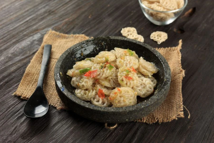 Keropok seblak direndam dan direbus sehingga kenyal terlebih dahulu.