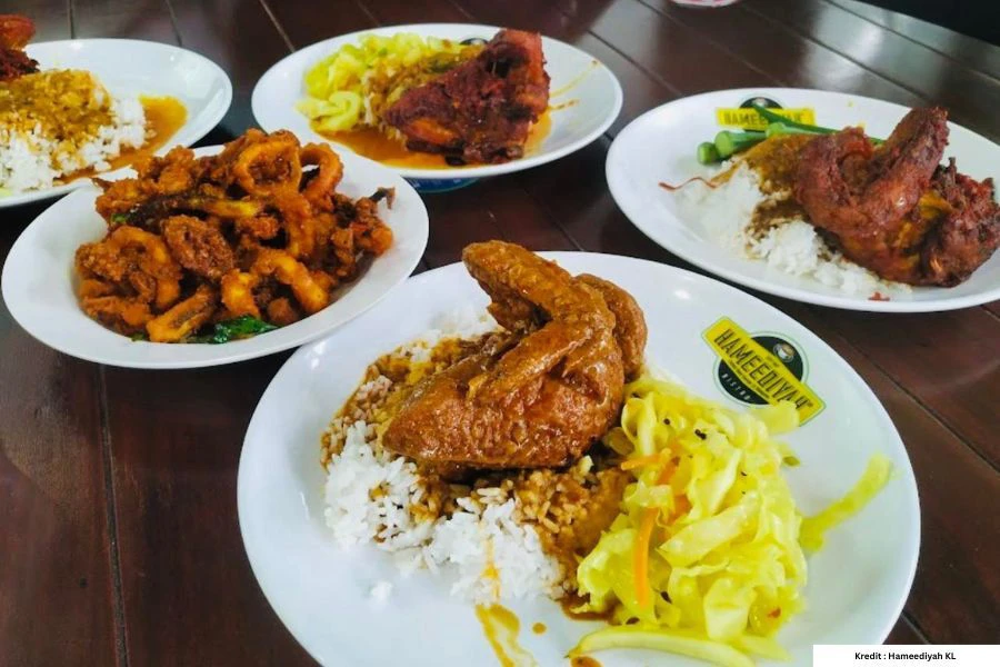 Salah satu menu ikonik Hameediyah KL adalah ayam bawang kegemaran ramai.