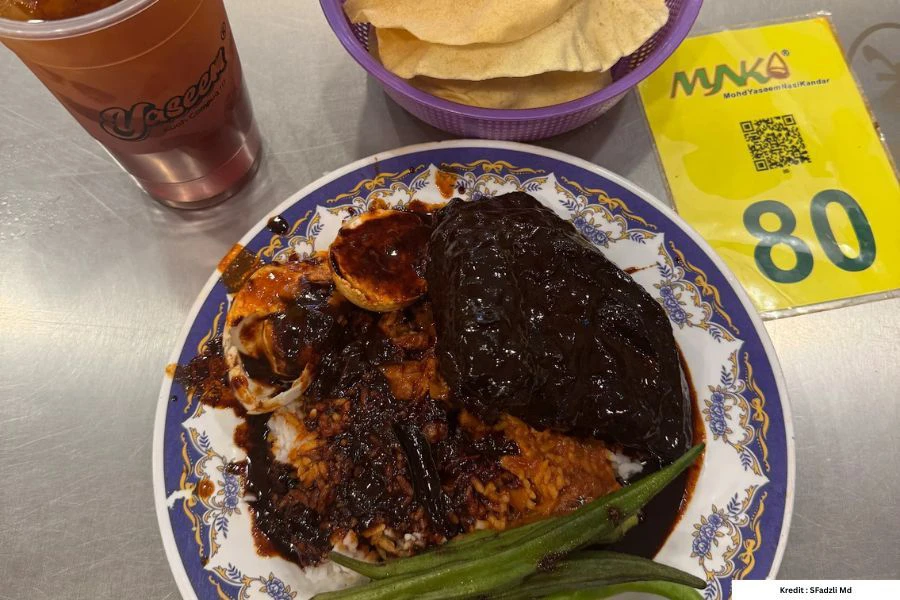 Nasi kandar autentik dari Penang ini cukup terkenal dengan kesedapan kuah campurnya.