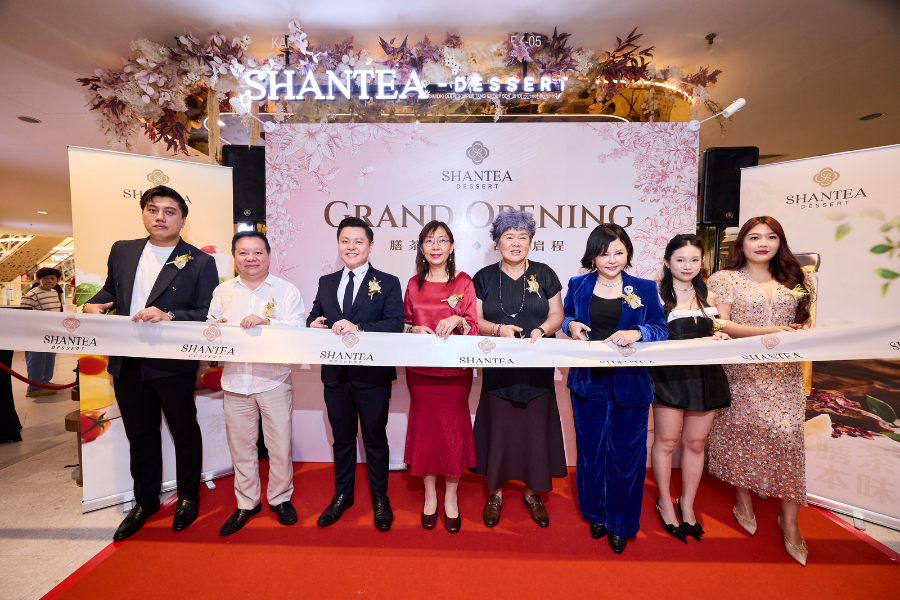 Ahli Parlimen Seputeh, Teresa Kok (empat dari kiri) turut hadir merasmikan majlis pembukaan outlet pertama Shantea Dessert di Mid Valley Megamall, baru-baru ini.