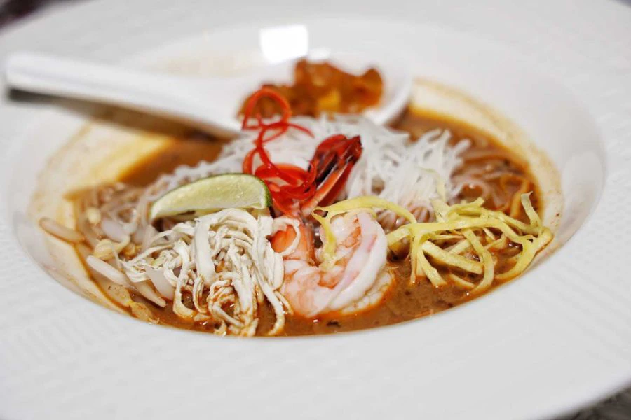 Laksa Sarawak mempunyai rasa kuah berkrim dan berempah.