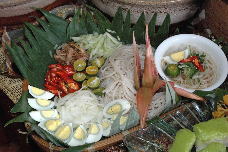 Laksa utara mempunyai kuah yang lebih pekat dan bewarna kuning keemasan.