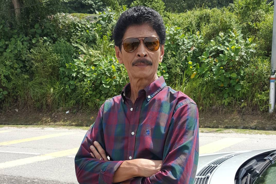 Pada usia 67 tahun, Eman masih kelihatan segak dan sihat kerana mengamalkan pemakanan sederhana dan sihat.