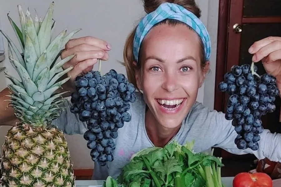 Karolina mula mengamalkan diet buah-buahan sejak berusia 19 tahun.