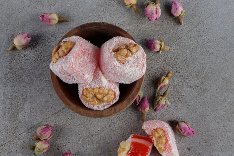 Bunga boleh makan seperti mawar turut digunakan dalam pastri.