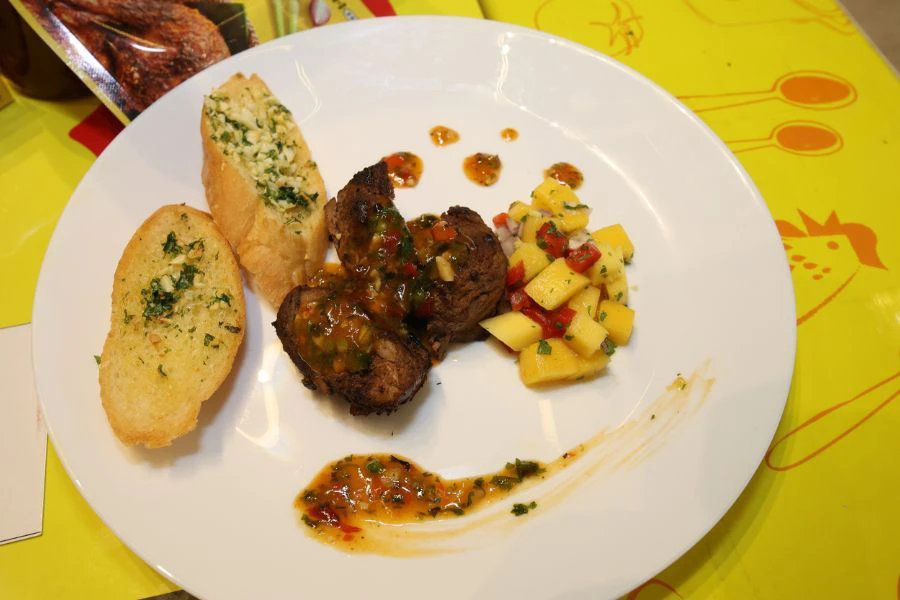 Hidangan 'duck orange with mango salsa' diolah menggunakan produk maggi.