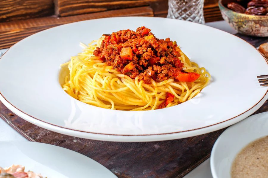 Spaghetti bolognese biasanya dijadikan sebagai hidangan utama potluck.