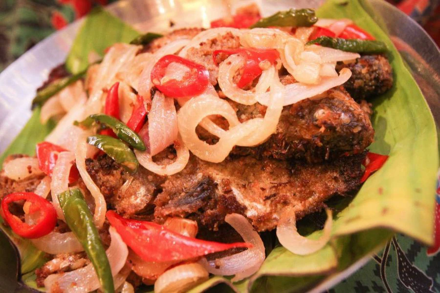 Ikan perkasam goreng memang sedap walaupun dijamah dengan nasi putih sahaja.