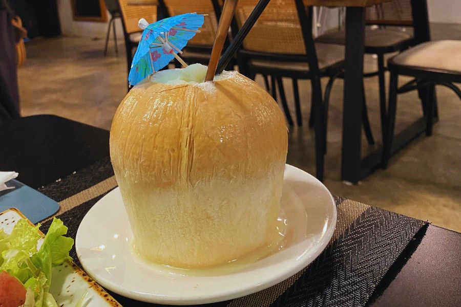 Coco Longo, seleksi minuman gabungan antara air kelapa, aiskrim dan longan manis berlemak.