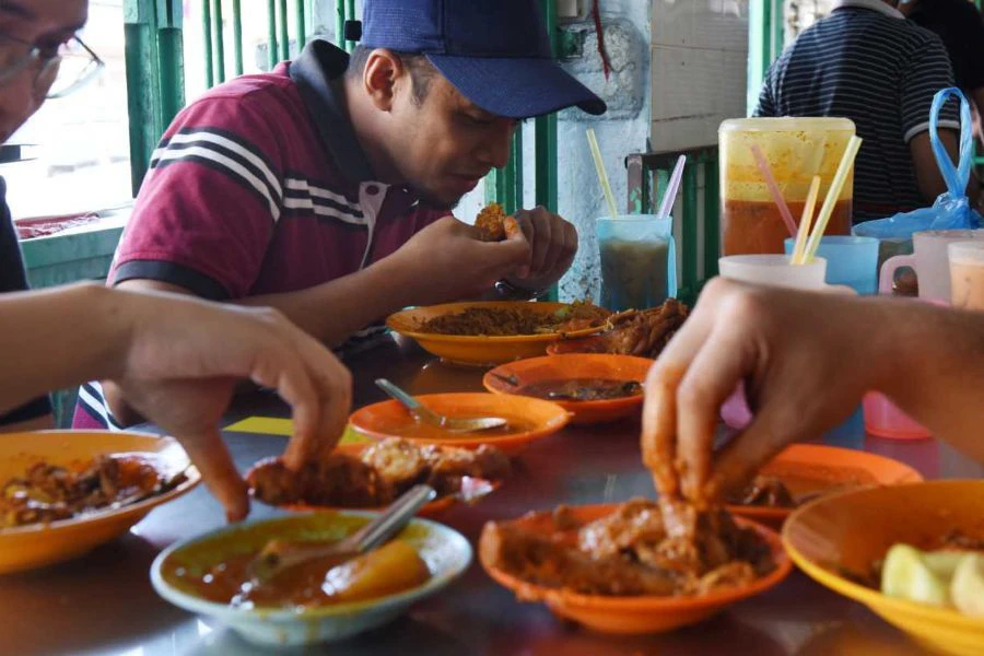 Kajian mendapat makan menggunakan tangan bantu seseorang kunyah lebih perlahan.