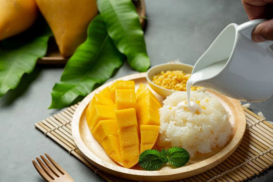 Pulut mangga Thai sangat terkenal sebagai pencuci mulut terutamanya dalam kalangan penggemar makanan Thai.