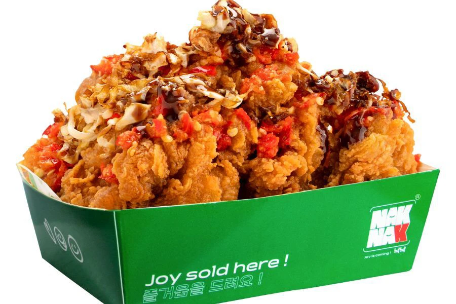 Geprek series NakNak pula menggunakan peha ayam disalut sambal pedas berapi Korea.