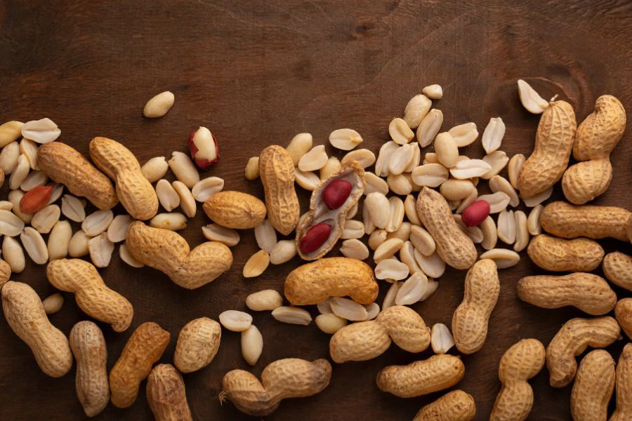 Makanan ringan seperti kekacang mudah untuk dimakan sepanjang aktiviti pendakian.