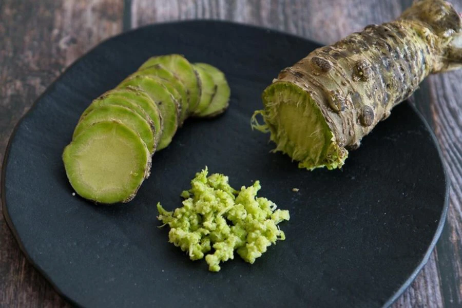Akar pokok wasabi tumbuh secara semula jadi di kawasan lembab dan berbatu di pegunungan Jepun.