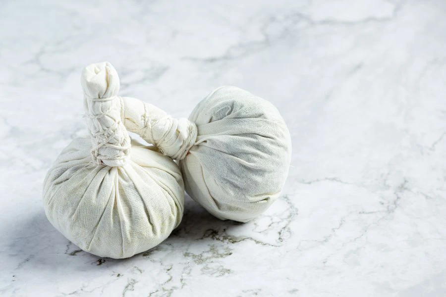 Bawang putih yang dibungkus dalam kain kasa dan dituam di kawasan telinga boleh memberi kelegaan sementara.