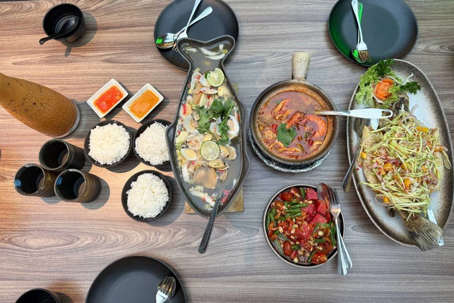 Antara hidangan paling popular adalah tropical mango tango seaba, Thai lime steam clams dan juga tom yam seafood.