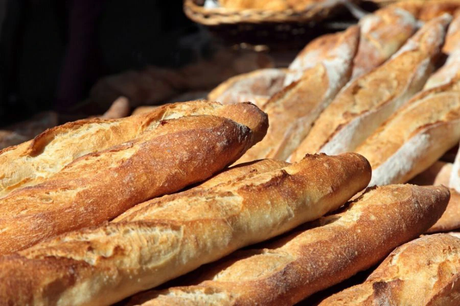 Baguette, roti tradisional Perancis enak dinikmati bersama sup cendawan hangat.