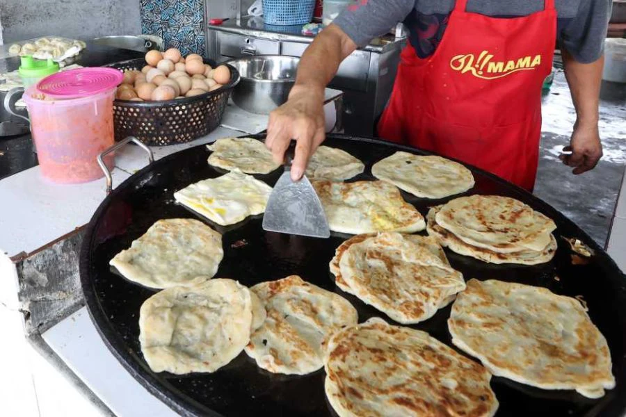 Roti canai antara hidangan menjadi kegemaran masyarakat tempatan.
