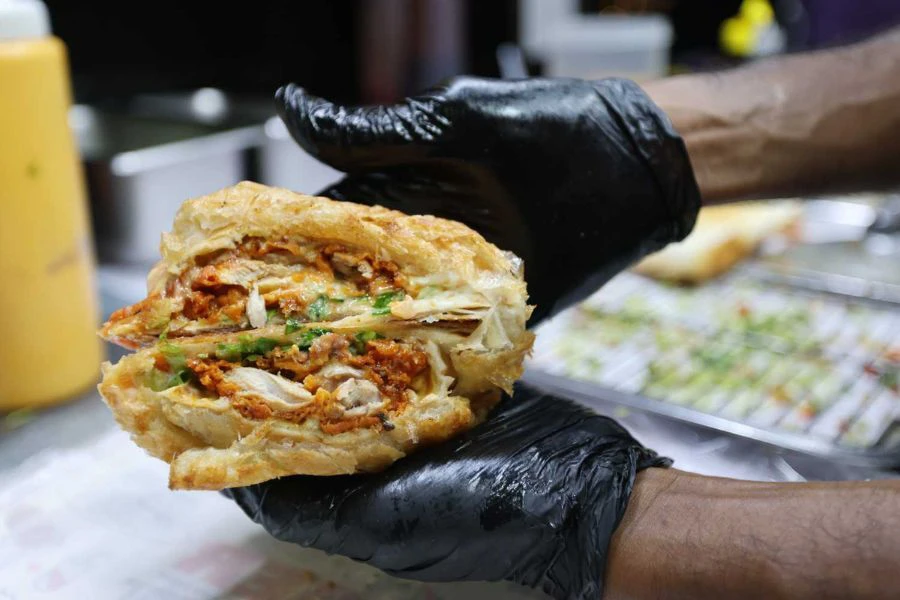 Memang menggiurkan lapisan daging burger berjus yang dimasak sempurna disalut pula bersama keju dan sos istimewa.