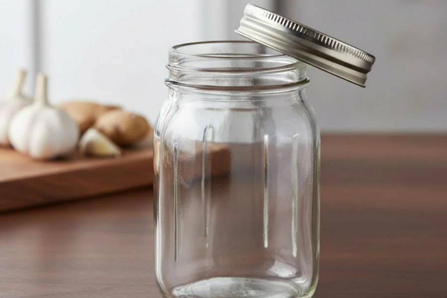 Penggunaan bekas kaca dan kedap udara bantu pes disimpan tahan lebih lama.