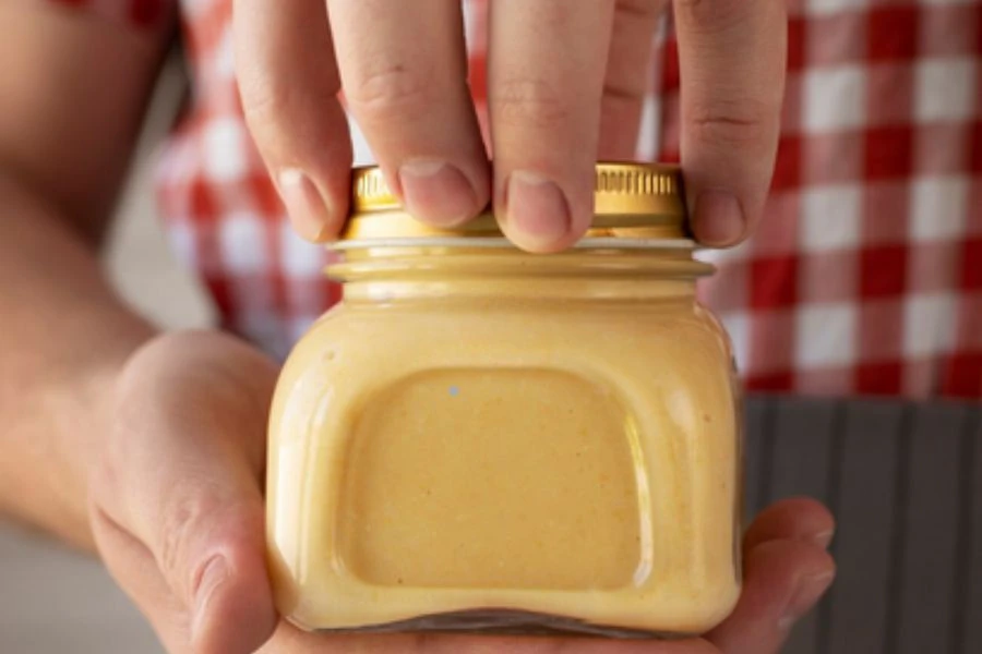 Pilih bekas bersaiz kecil untuk simpan stok pes.