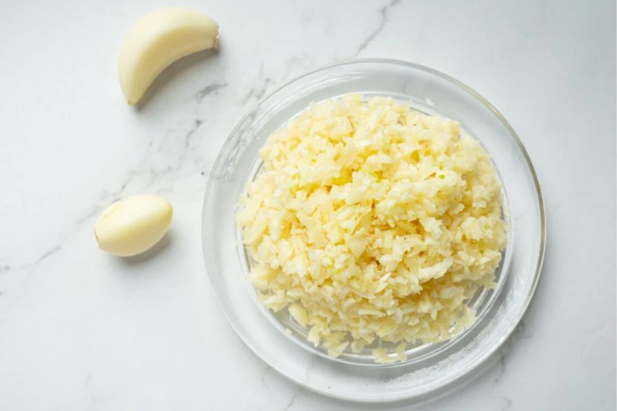 Bawang putih antara bahan masakan utama.