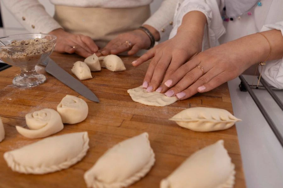 Tambah air kapur dalam doh kulit karipap untuk kekal lembut sehingga petang.