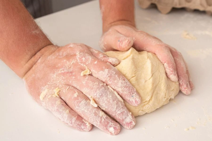 Teknik menguli doh juga penting untuk memastikan hasil karipap lembut gebu.