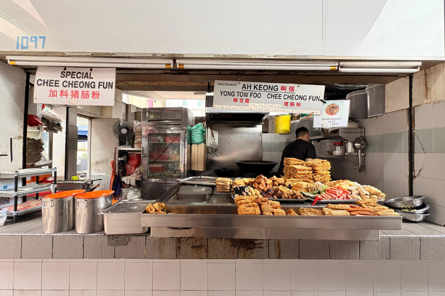 Gerai Yong Tau Fu ini merupakan antara yang lama beroperasi di medan selera itu.